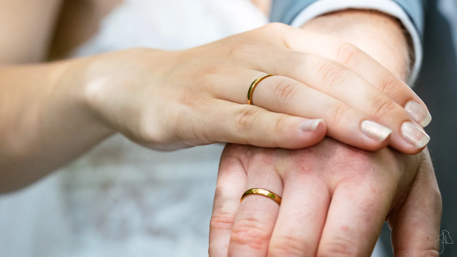 Ringe an den Händen des Brautpaares