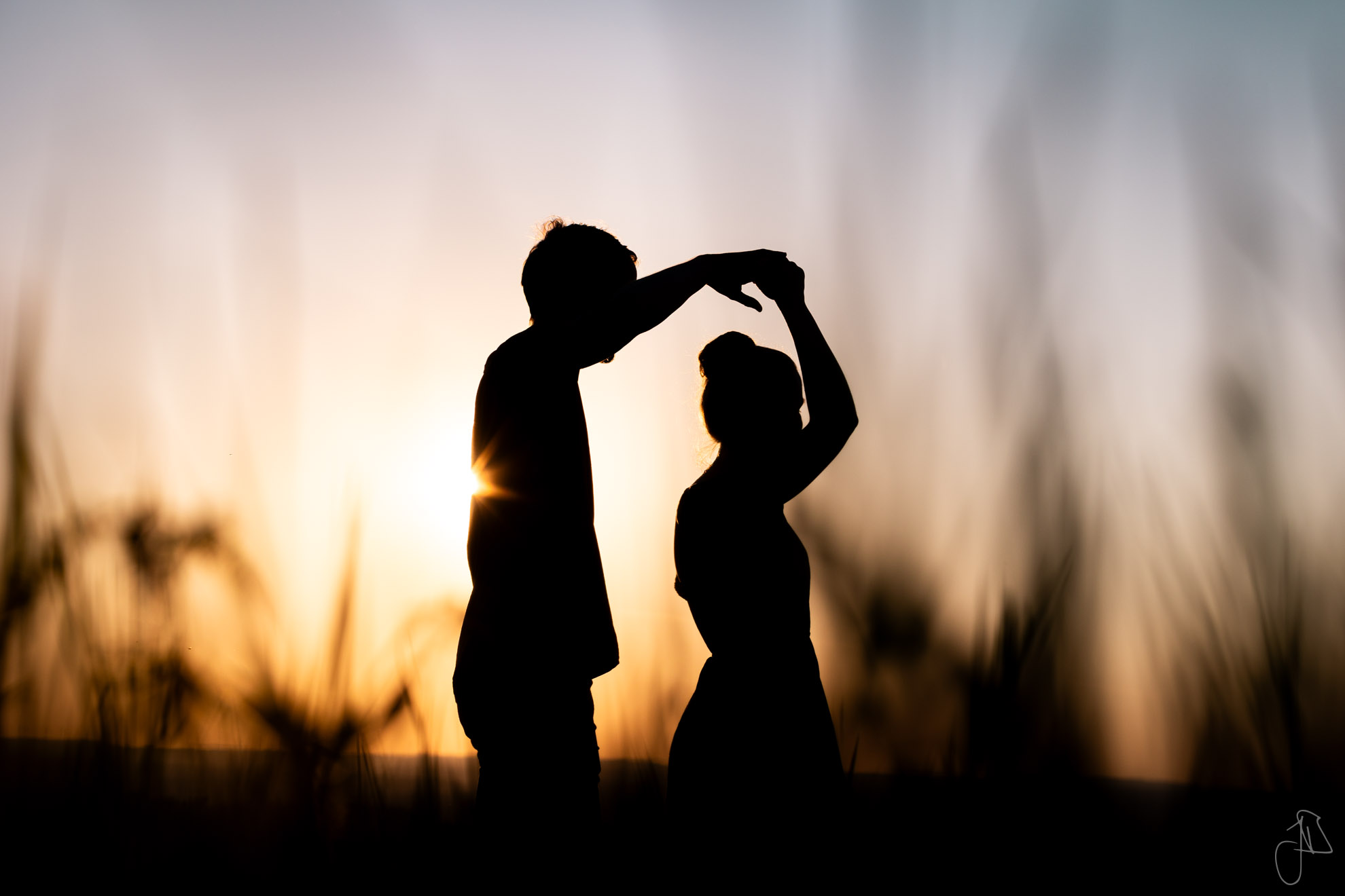 Paar Tanzt im Sonnenuntergang