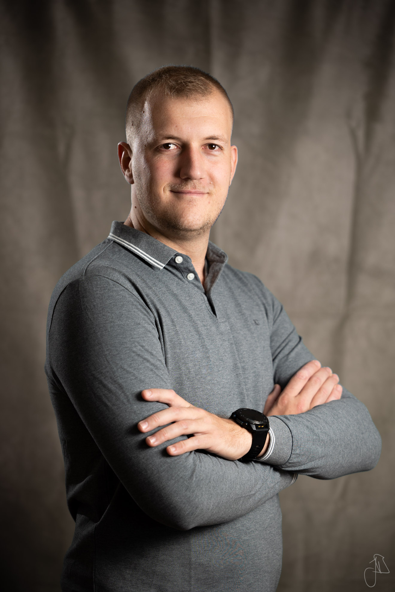 Mann in graufarbenen Polo