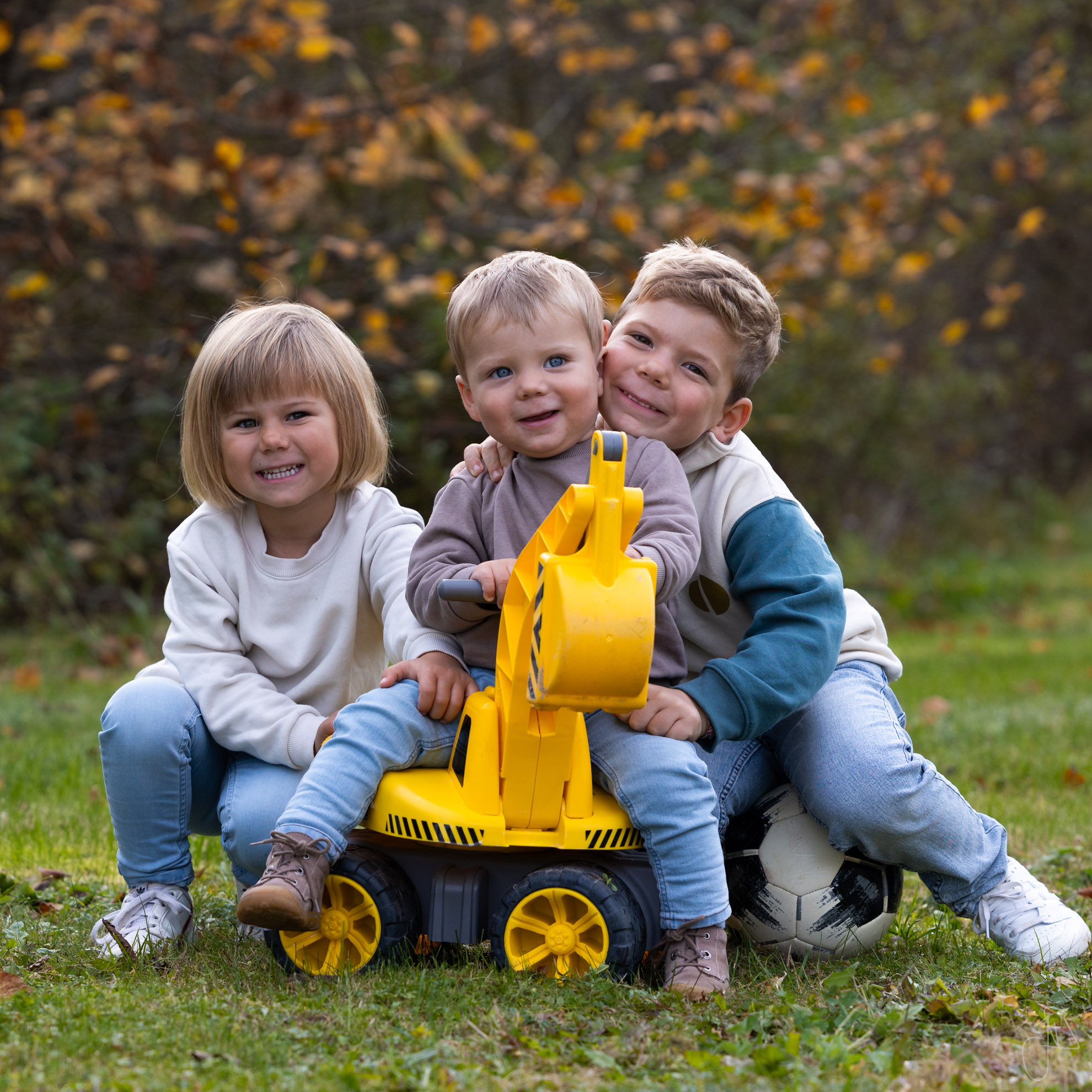 Kinder auf Bagger