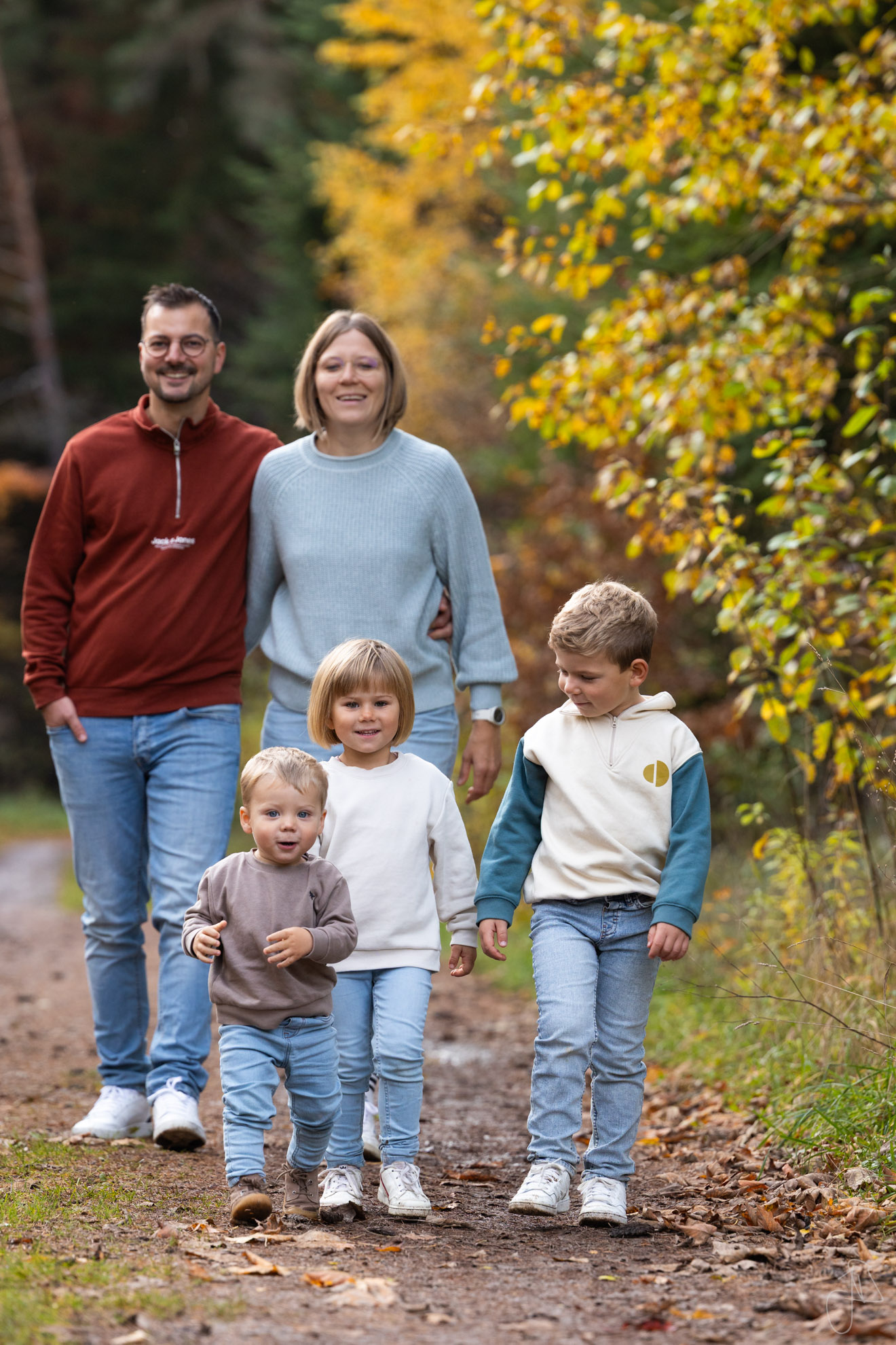Familie auf Waldweg