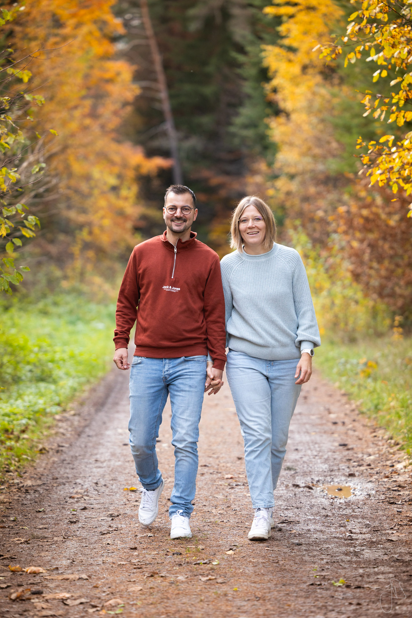 Paar auf Waldweg