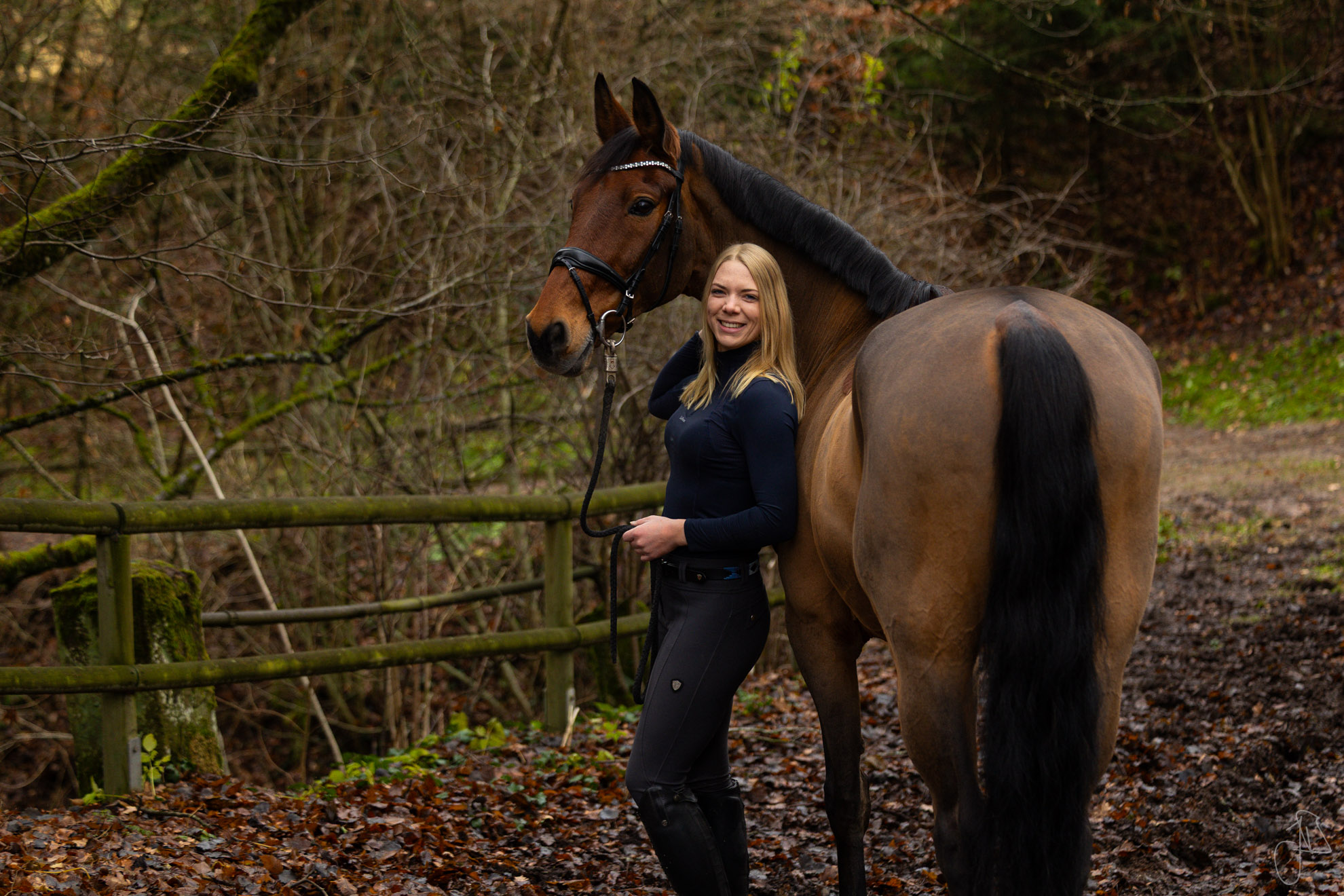 Pferd und Reiterin im Freien