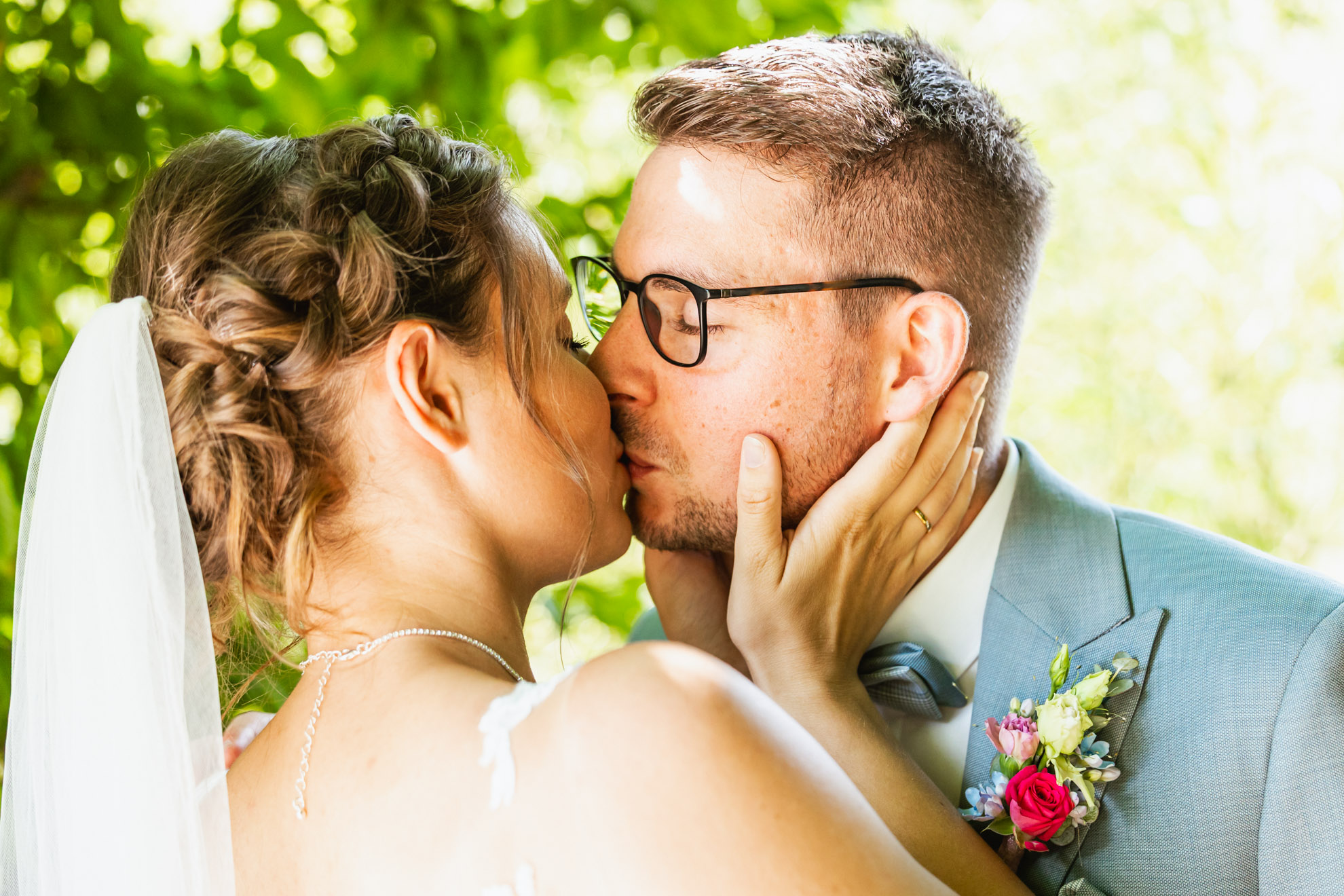 Hochzeitspaar First Look Kuss
