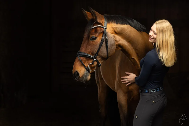 Reiterin mit Pferd beim Fotoshooting im Kreis Calw